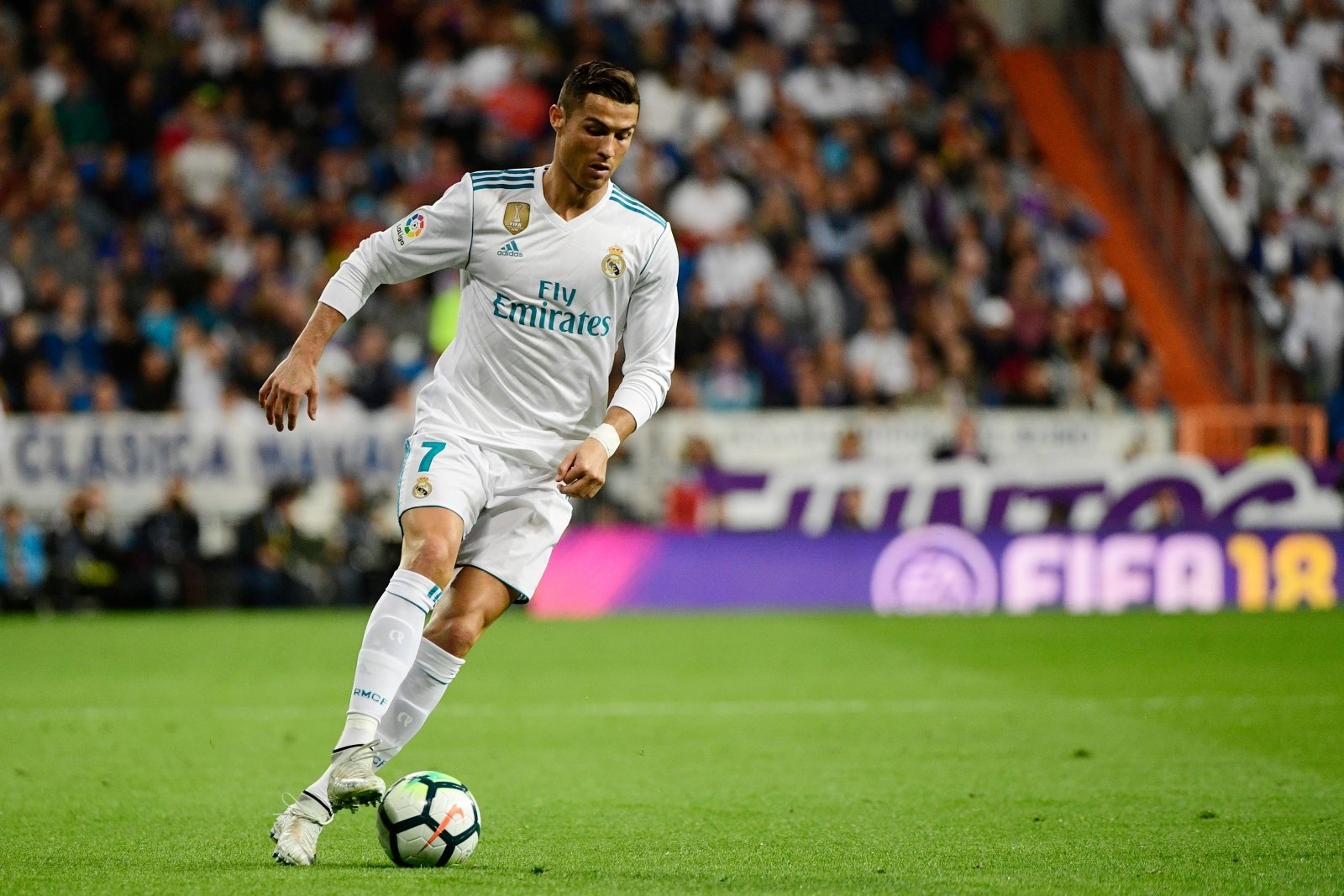 Cristiano Ronaldo Real Madrid formasıyla topa vuruyor.