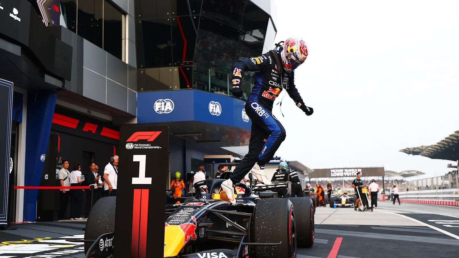 Max Verstappen Sepang galibiyetini aracının yanında kutluyor