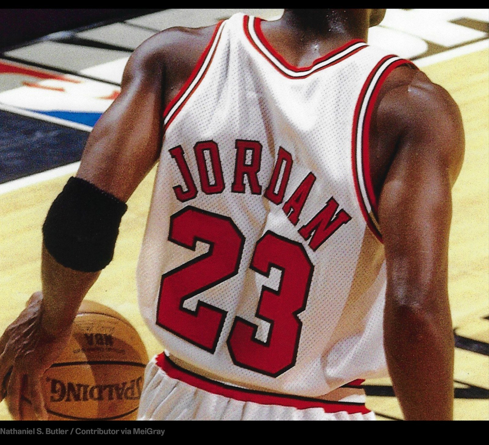 Michael Jordan 1998 NBA Finalleri üçüncü maçında beyaz Bulls formasıyla