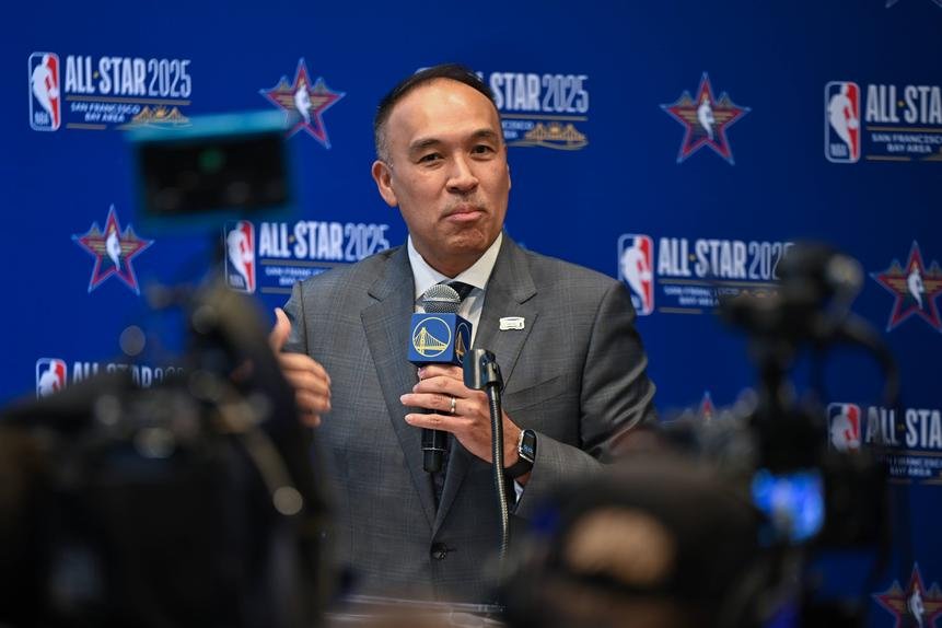 NBA yöneticisi Mark Tatum bir basın toplantısında.